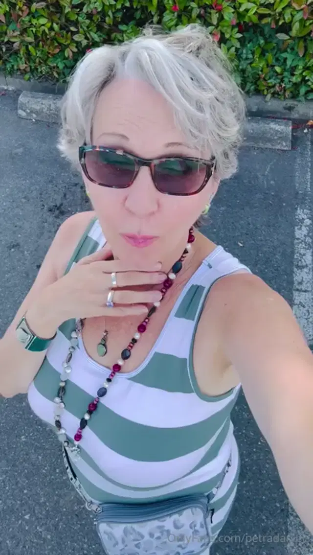 Petra Daniels aka petradaniels – 07-12-2025 OnlyFans Video – what i am saying here, is that i have no pain in my back today
