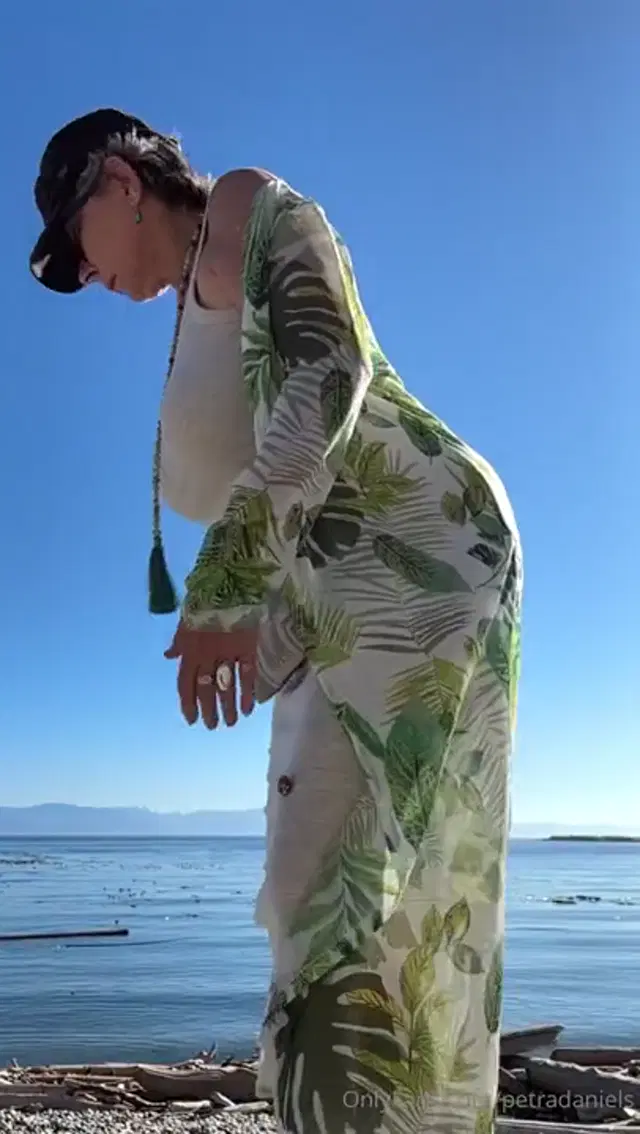 Petra Daniels aka petradaniels – 08-11-2025 OnlyFans Video – at the beach as, very hott todayHOTT