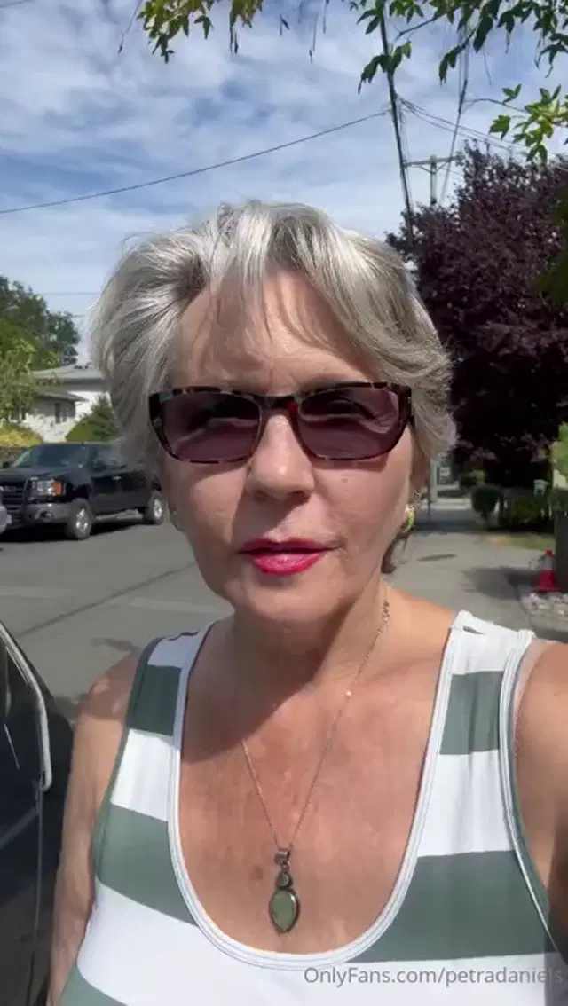 Petra Daniels aka petradaniels – 08-01-2025 OnlyFans Video – bumble bees