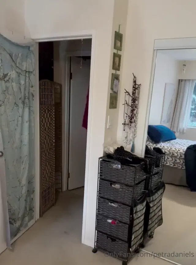 Petra Daniels aka petradaniels – 01-13-2026 OnlyFans Video – so at the end i was saying that the new trend is baggy pants with thong