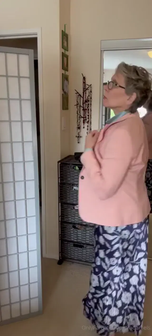 Petra Daniels aka petradaniels – 06-22-2025 OnlyFans Video – i found her trying on her silk blouse, wondering if she should wear a bra