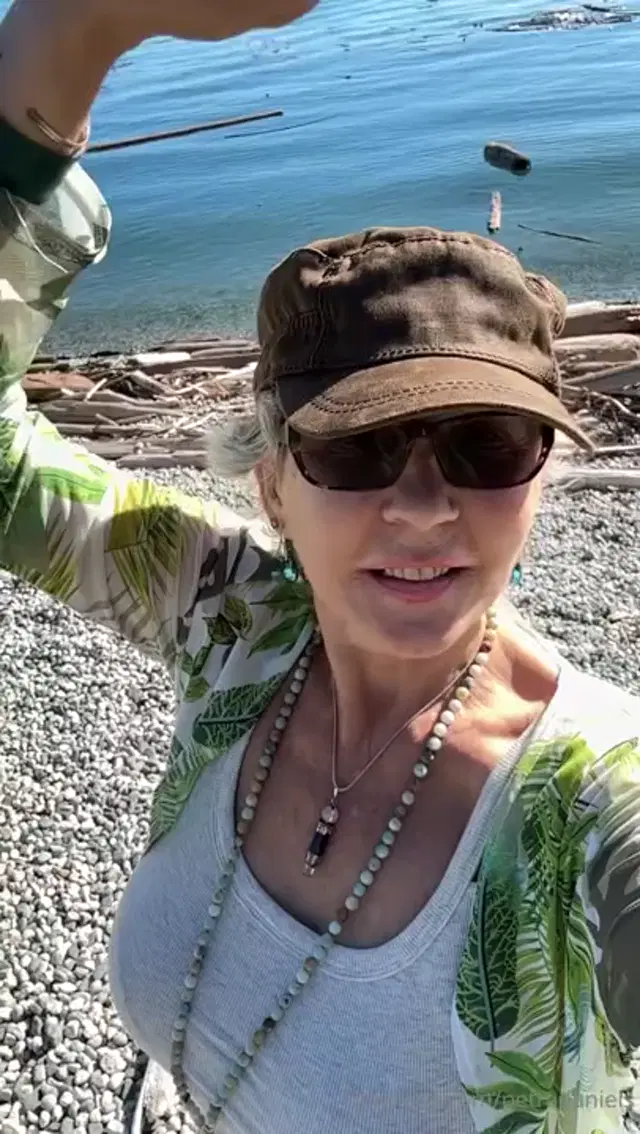 Petra Daniels aka petradaniels – 08-11-2025 OnlyFans Video – sunday grooving in the vast ocean and sky vibe!