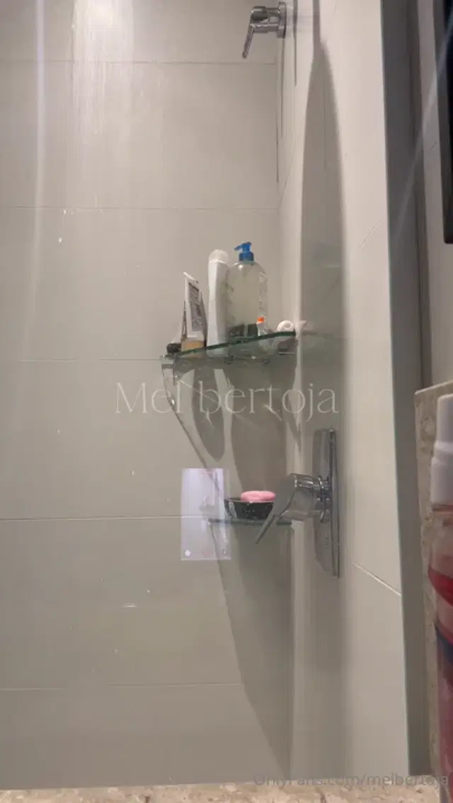 Mel Bertoja aka melbertoja – 02-20-2026 OnlyFans Video – Um streap e um bainho bem gostoso com peido_n3k3