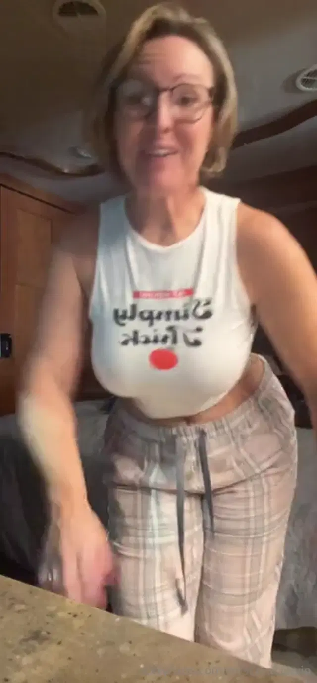 Mrs. Cora Cox VIP aka mrscoracoxvip – 11-15-2025 OnlyFans Video – Saturday morning Chatty Chat, taking our home to a swinger party, making content on an