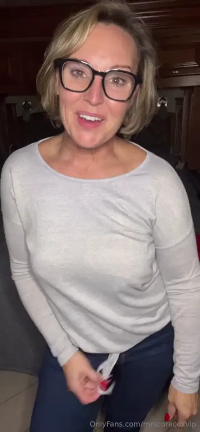 Mrs. Cora Cox VIP aka mrscoracoxvip – 12-10-2025 OnlyFans Video – Tuesday night Chatty Chat, dinner with my childhood bestie, gym this morning, dinner date and
