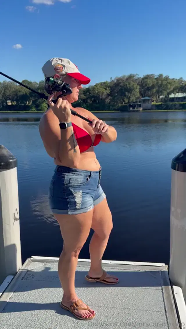 Mrs. Cora Cox VIP aka mrscoracoxvip – 10-15-2025 OnlyFans Video – Wednesday Chatty Chat, yes I enjoy fishing, didnt catch anything well maybe some tan