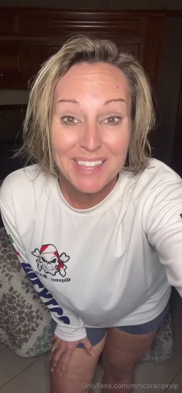 Mrs. Cora Cox VIP aka mrscoracoxvip – 03-01-2026 OnlyFans Video – Happy Sunday Chatty Chat, spent a few hours on the beach relaxing, I needed it