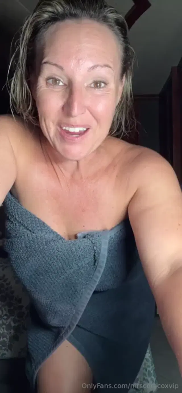 Mrs. Cora Cox VIP aka mrscoracoxvip – 10-27-2025 OnlyFans Video – Sunday night Chatty Chat, lifestyle club night 2, playroom shenanigans, biscuits and gravy, nude beaches,