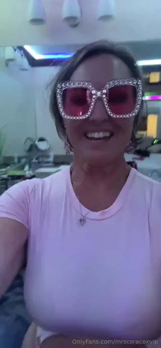 Mrs. Cora Cox VIP aka mrscoracoxvip – 10-04-2025 OnlyFans Video – My Chatty Chat didnt post from last night! This was before hitting the dance floor last