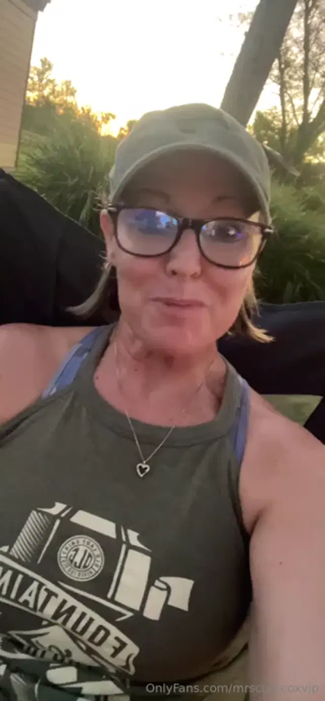 Mrs. Cora Cox VIP aka mrscoracoxvip – 10-13-2025 OnlyFans Video – Happy Milfy Monday Chatty Chat! My family weekend was great, even did a little bar
