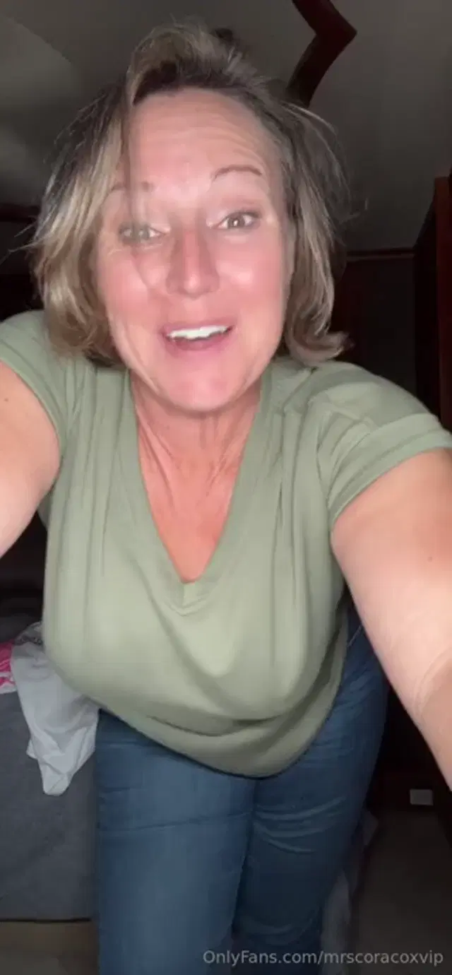 Mrs. Cora Cox VIP aka mrscoracoxvip – 11-18-2025 OnlyFans Video – Monday night Chatty Chat, busy day of errands and preparing for a big travel day