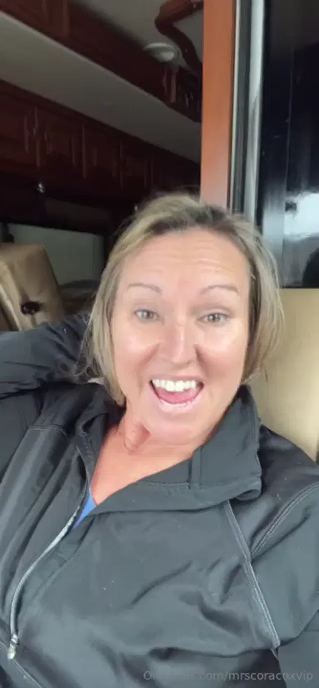 Mrs. Cora Cox VIP aka mrscoracoxvip – 11-29-2025 OnlyFans Video – Saturday Chatty Chat, south bound, great Thanksgiving with the fam, Friday night fun conversations with