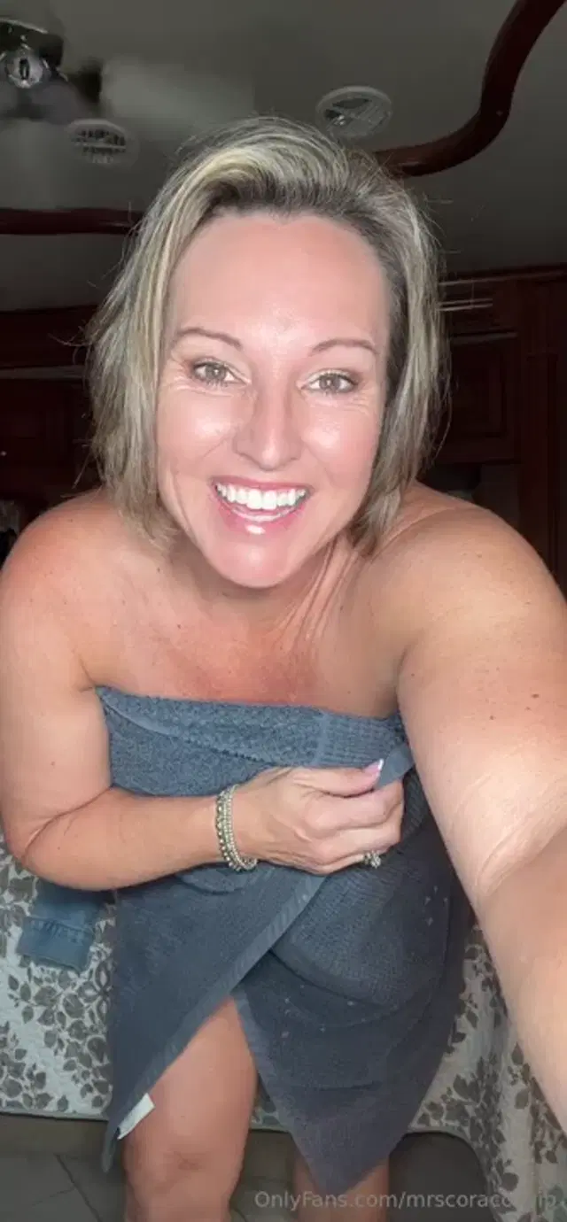 Mrs. Cora Cox VIP aka mrscoracoxvip – 10-30-2025 OnlyFans Video – Thursday Chatty Chat, traveling to Canada today, big difference between packing for last week and