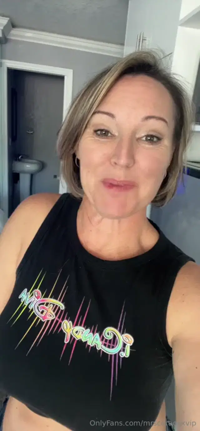 Mrs. Cora Cox VIP aka mrscoracoxvip – 11-08-2025 OnlyFans Video – Saturday Chatty Chat from the shower! Favorite swinger resort with an amazing shower, lots of