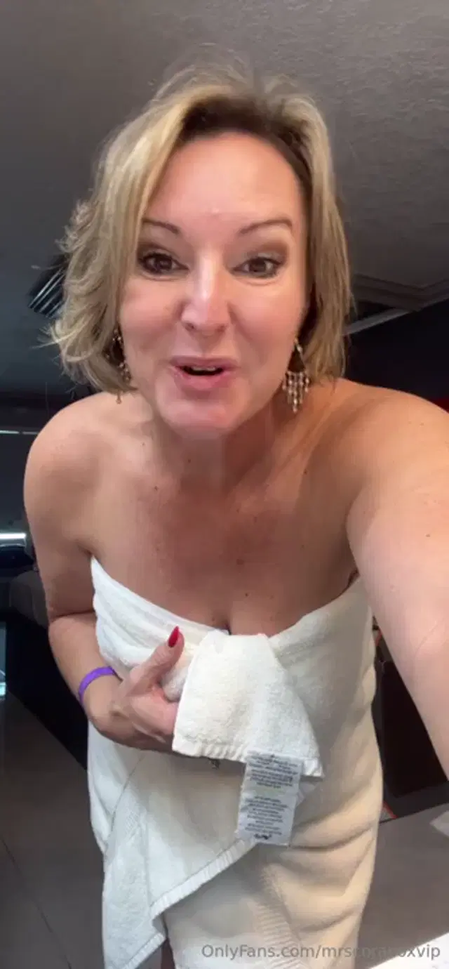 Mrs. Cora Cox VIP aka mrscoracoxvip – 12-06-2025 OnlyFans Video – Sexy Saturday Chatty Chat, naughty Santa and Mrs