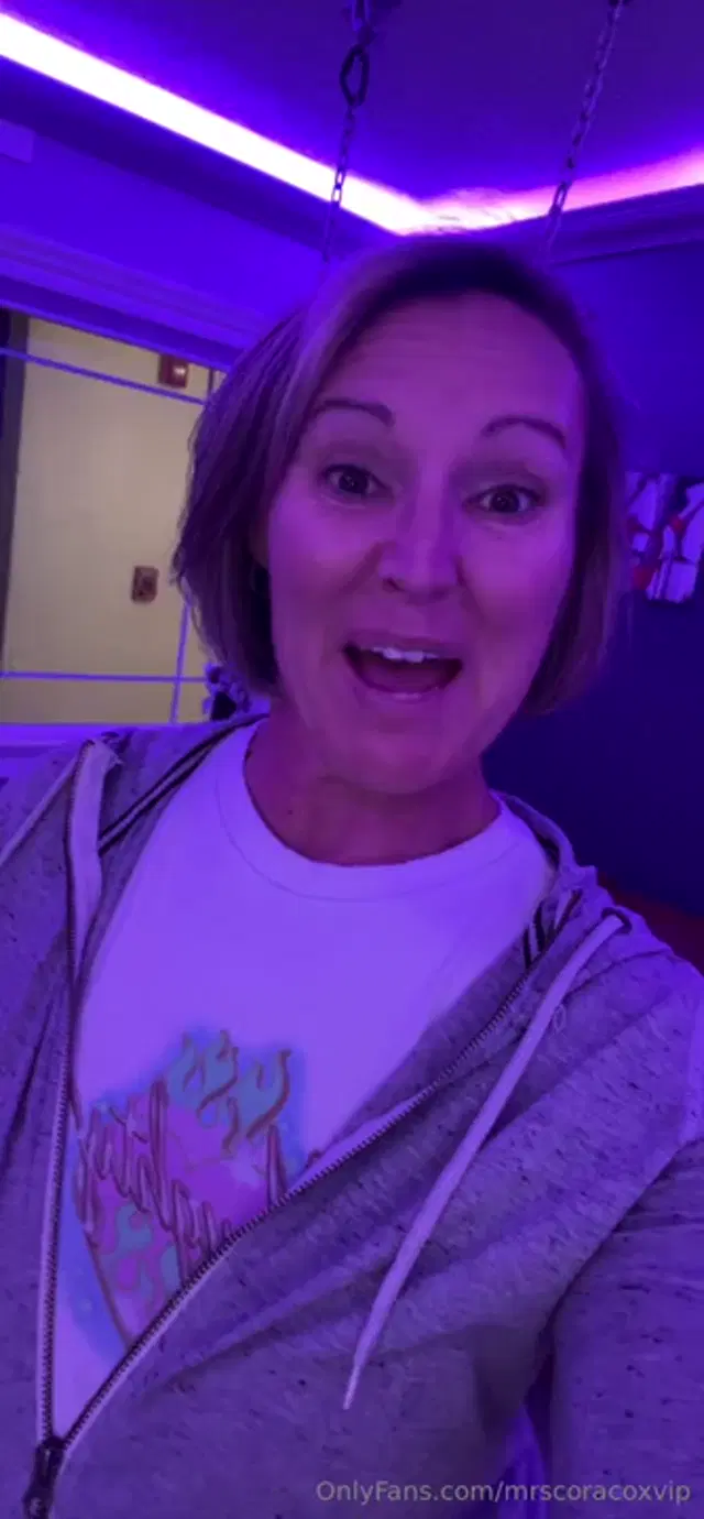 Mrs. Cora Cox VIP aka mrscoracoxvip – 12-04-2025 OnlyFans Video – Hump Day Chatty Chat, busy last few days of travel, ticks bites are no fun,