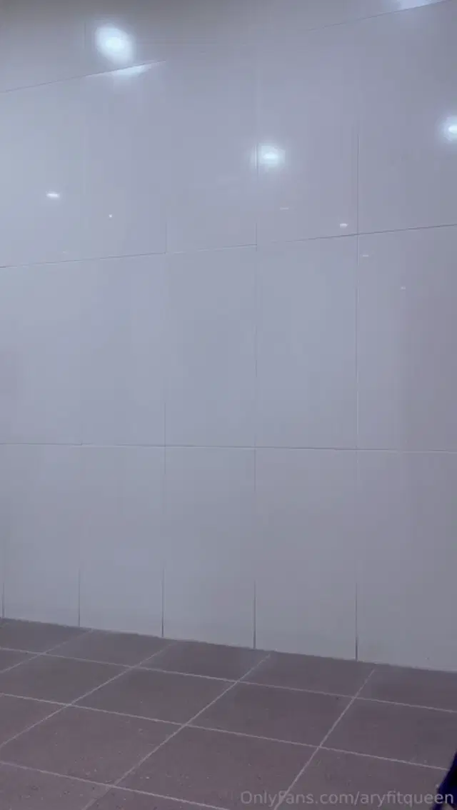 AryFitQueen aka aryfitqueen – 11-26-2024 OnlyFans Video – Checking myself out before changing into my gym clothes to go hit legs! Im