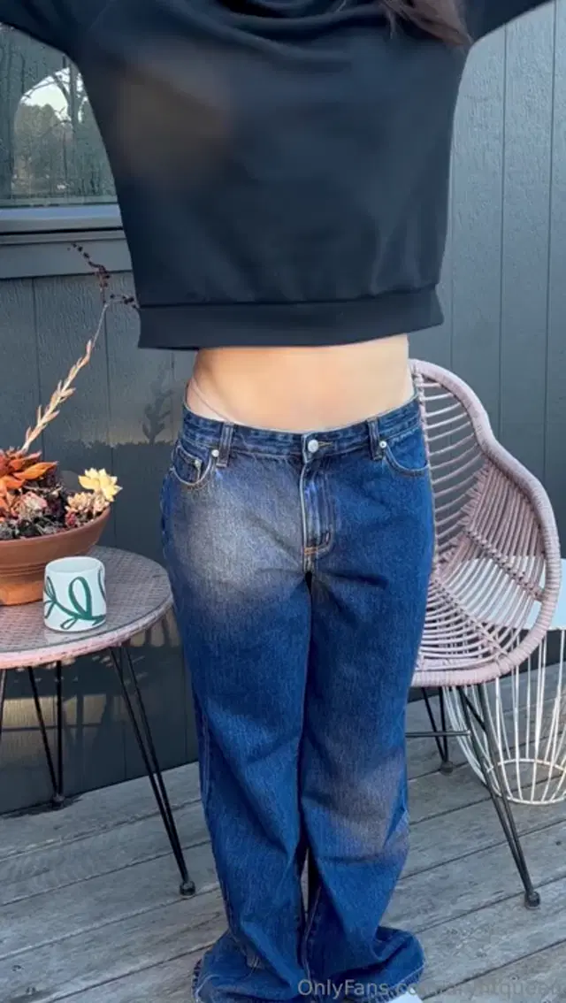 AryFitQueen aka aryfitqueen – 09-18-2025 OnlyFans Video – Cold mornings hit different Pale skin, hard nipples