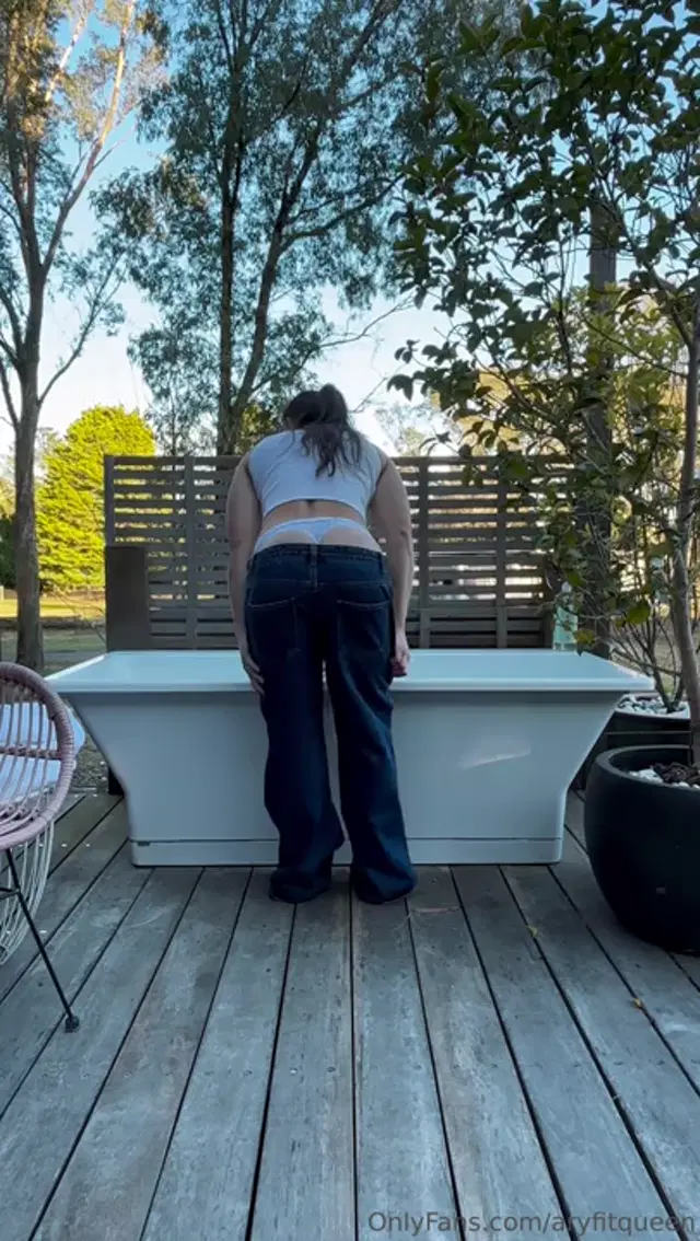 AryFitQueen aka aryfitqueen – 10-02-2025 OnlyFans Video – Dont know how much of a good idea it was to take a bath in winter