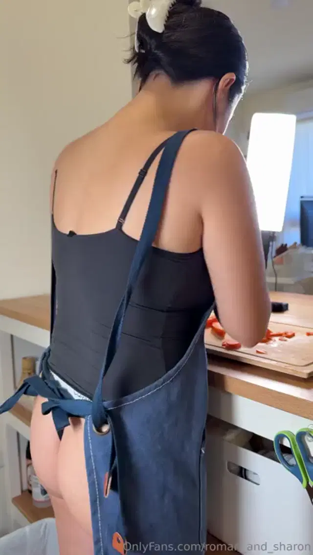 Roman and Sharon aka roman_and_sharon – 12-06-2025 OnlyFans Video – Cutting veggies is my least favorite part