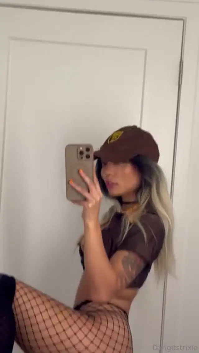 Trixie Dang aka dangitstrixie – 11-02-2025 OnlyFans Video – Hope you all had a wonderful Halloween weekend! Heres a little treat No trick, I