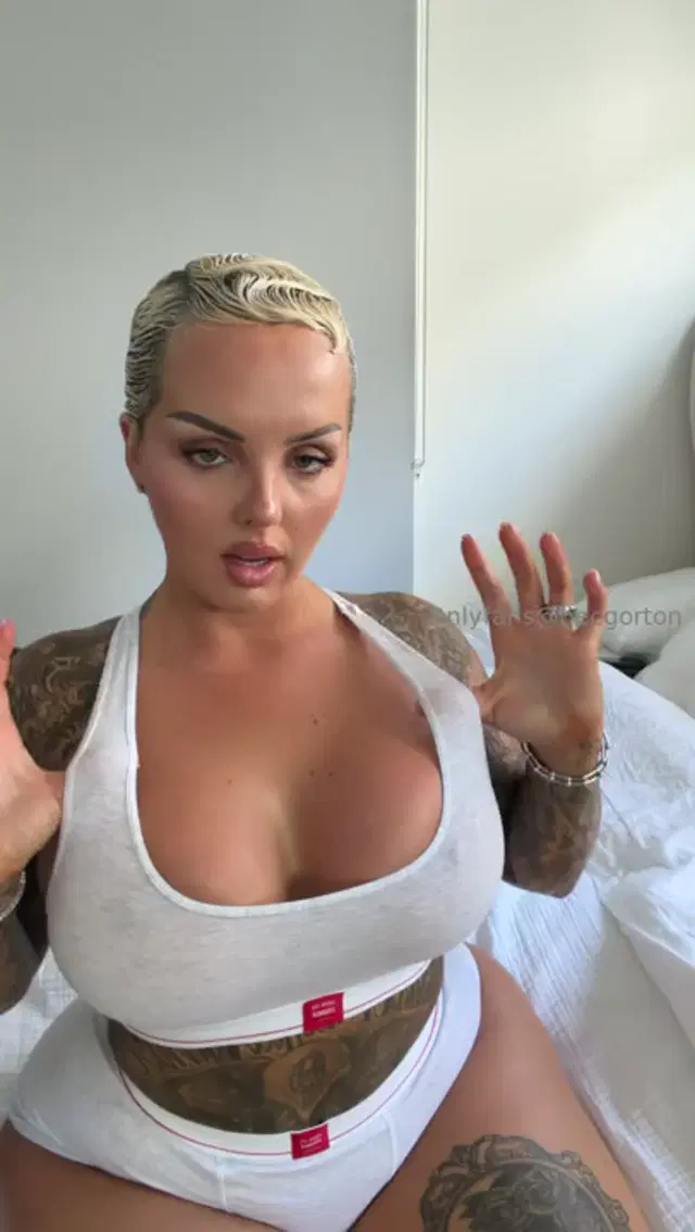 Becgorton aka yesbabygirl – 02-09-2026 OnlyFans Video – Feeling a little daring this Valentines My special bundle is dropping soon, but early access
