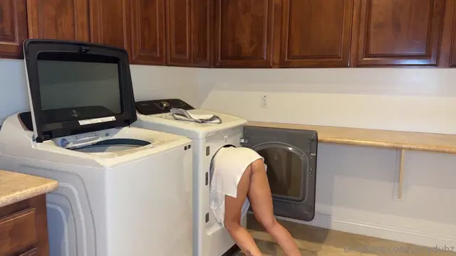 Juicydubz aka juicydubz – 03-20-2026 OnlyFans Video – i was doing laundry and i got STUCK! i screamed for help and thebbunni thought i