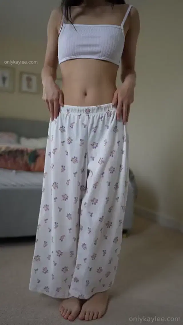 Kaylee aka kaylee – 02-13-2026 OnlyFans Video – Just a casual strip tease to start off you day!I hope your week has gone well