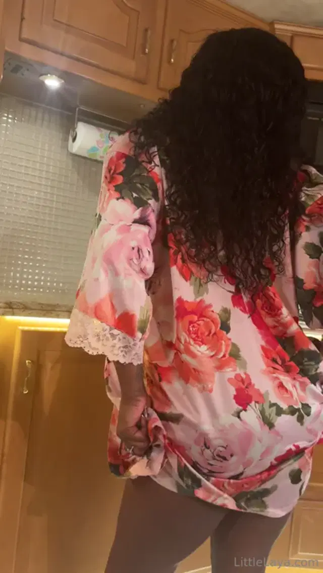 Little Laya aka dalaiyaaa – 07-20-2024 OnlyFans Video – Little twerking in the bus
