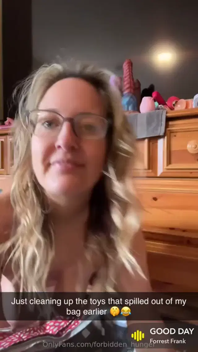 Elena Pears aka forbidden_hunger – 02-27-2026 OnlyFans Video – Putting toys away after a toy bag clean out
