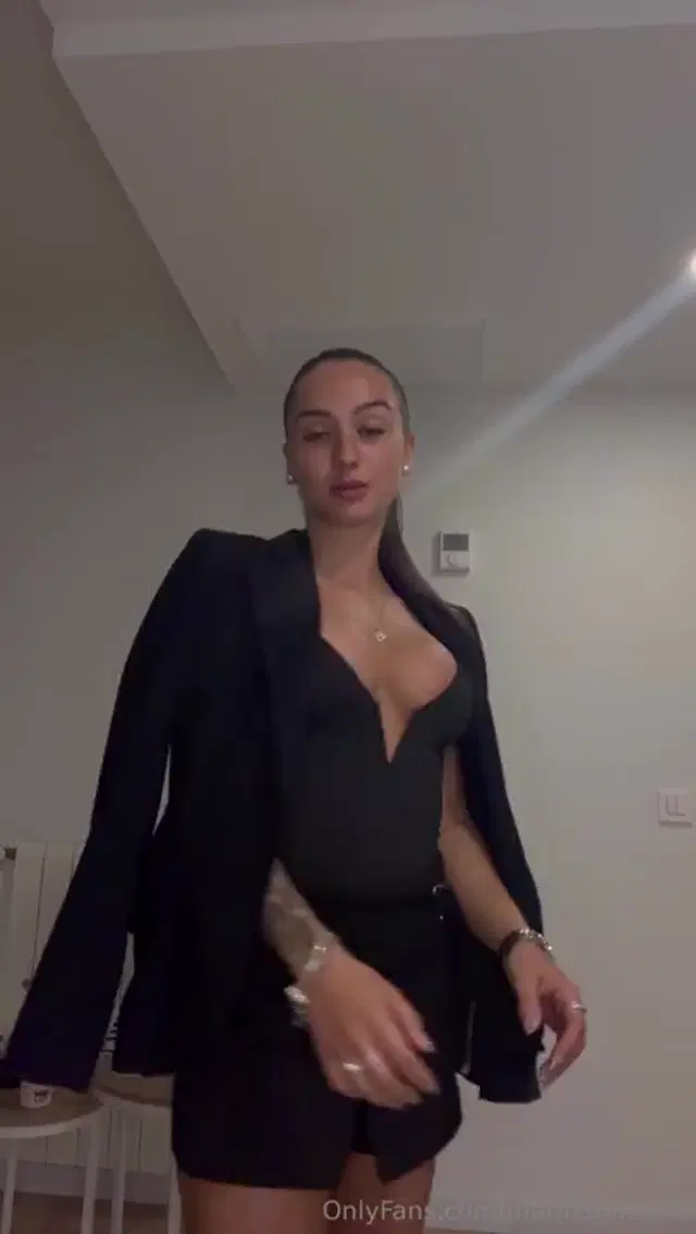 Mariniss99 aka mariniss99 – 11-15-2024 OnlyFans Video – viernes noche y toca trabajar