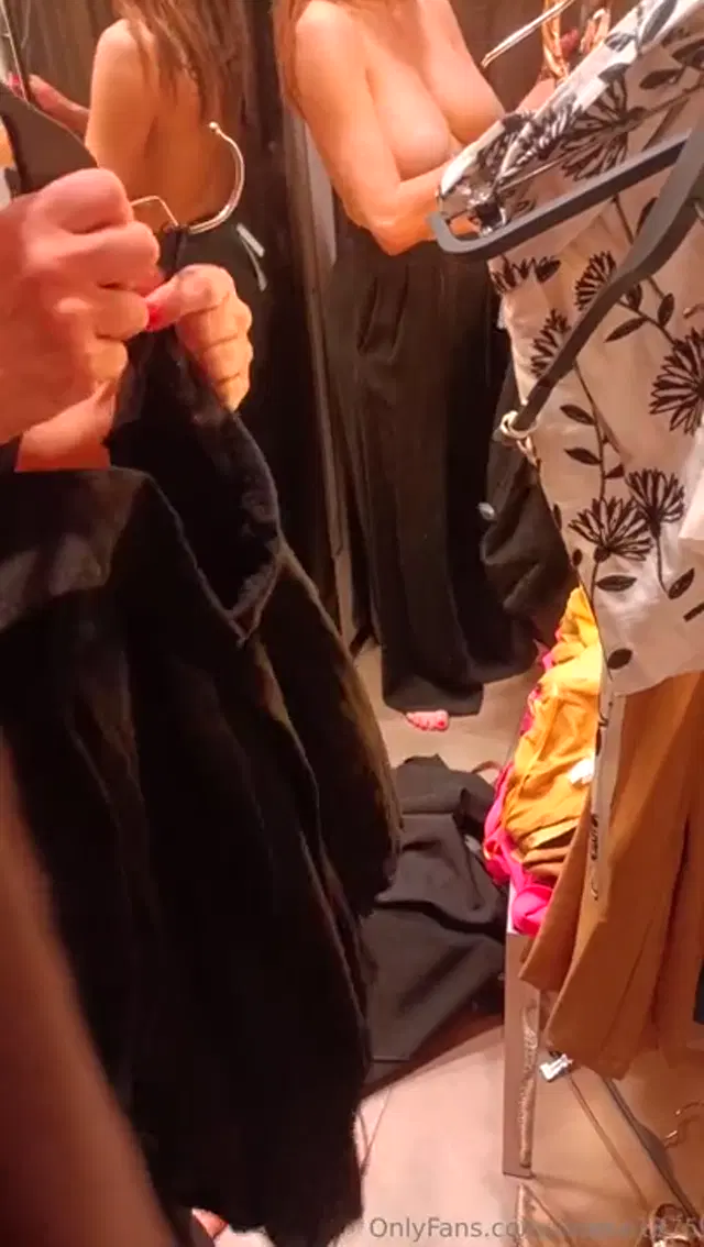 Selene1975 aka selene1975 – 06-16-2025 OnlyFans Video – Accorgersi che un fan ti sta spiando con la fidanzata nel camerino di fianco, NON HA