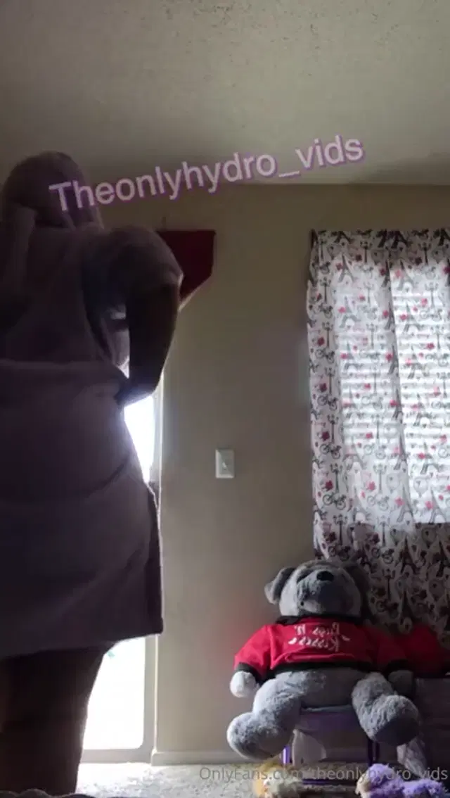 Theonlyhydro aka theonlyhydro_vids – 05-01-2024 OnlyFans Video – New video sending the full to everybody DMs