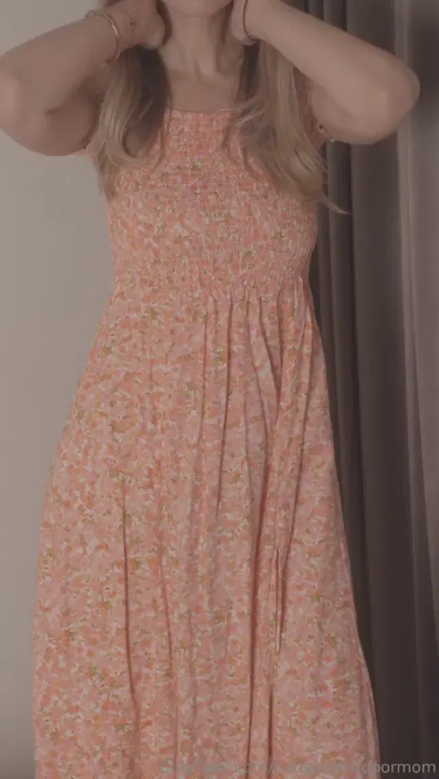 Natalianextdoormom aka natalianextdoormom – 02-20-2026 OnlyFans Video – Dresses are made to be worn with nothing underneath