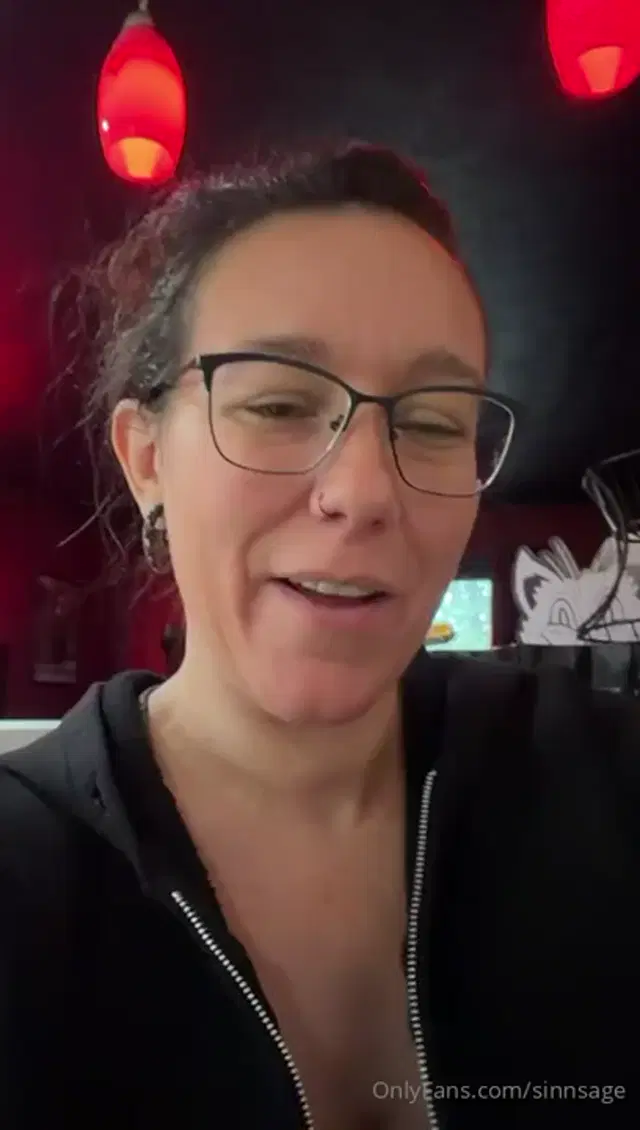 Sinn Sage aka sinnsage – 01-05-2026 OnlyFans Video – Look what I had for lunch! Let me know what kind of sandwich you like