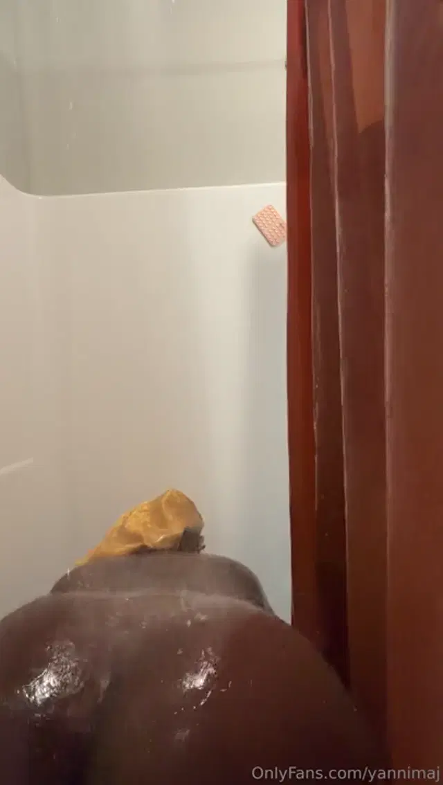 Yanni Maj aka yannimaj – 05-17-2026 OnlyFans Video – Quick shower backshots