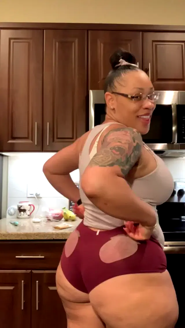Bootygoddess aka goddesshwan – 08-27-2024 OnlyFans Video – Stream started at 08272024 0621 am COOKING IN MY BOOTY SHORTS