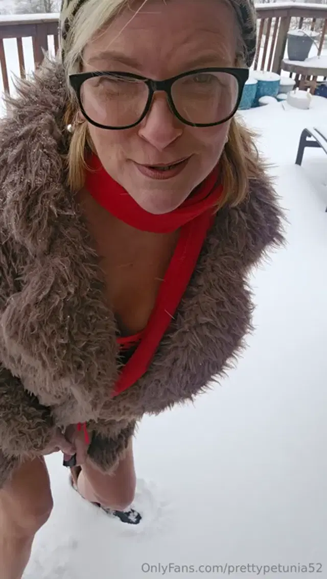 Prettypetunia52 aka prettypetunia52 – 01-26-2026 OnlyFans Video – My snow angel! Lol