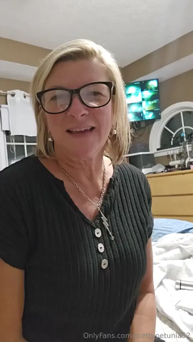 Prettypetunia52 aka prettypetunia52 – 10-24-2025 OnlyFans Video – Hubby shaving me up for the hotel takeover this weekend
