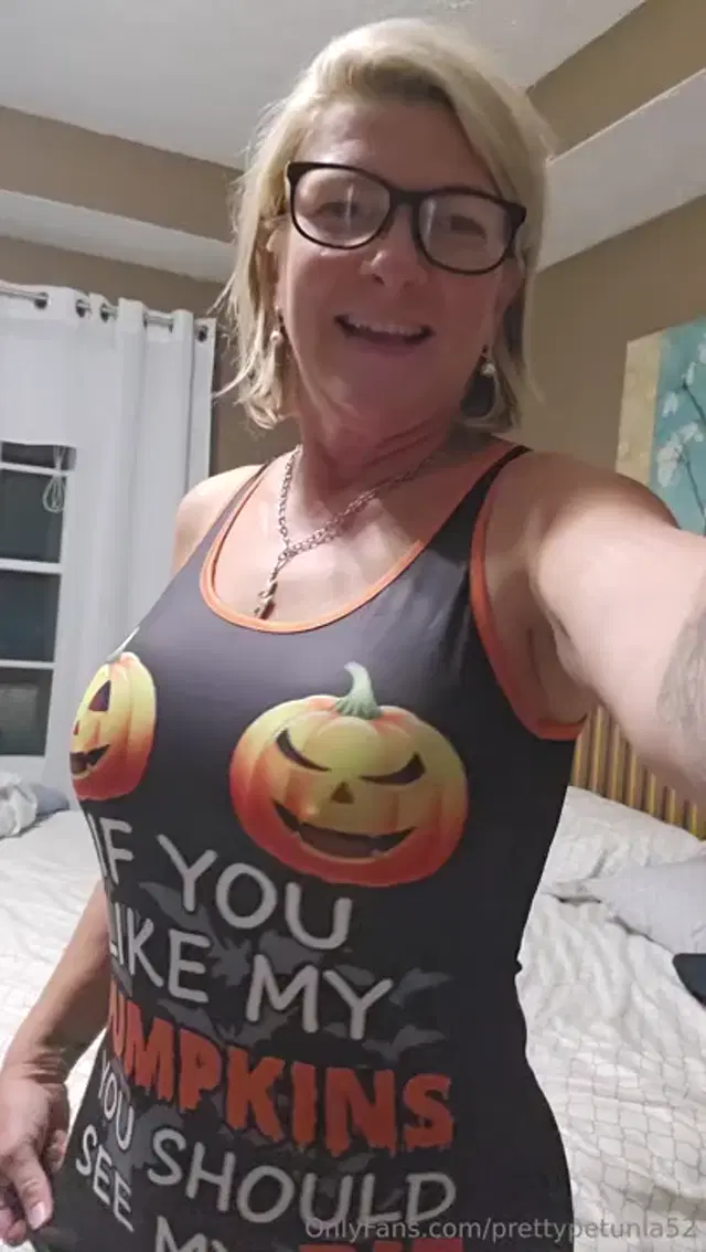 Prettypetunia52 aka prettypetunia52 – 10-31-2025 OnlyFans Video – Happy Halloween my sexy VIPS