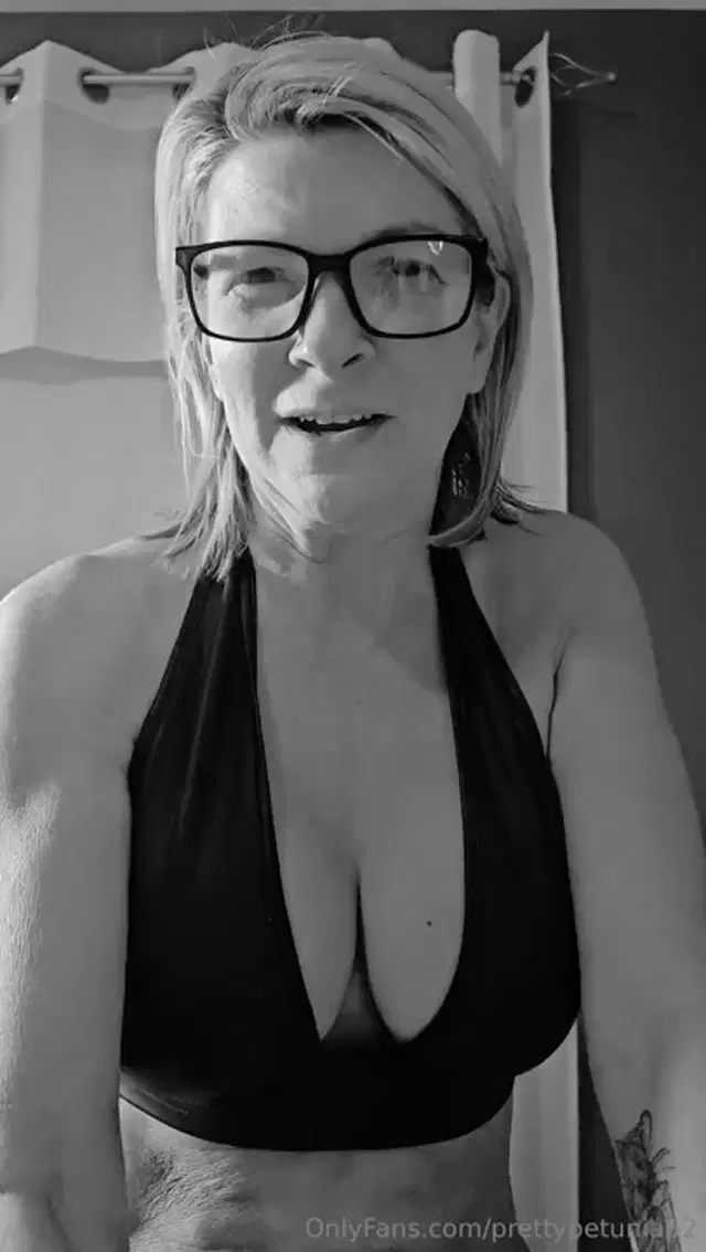 Prettypetunia52 aka prettypetunia52 – 02-22-2026 OnlyFans Video – What I do on mic night!