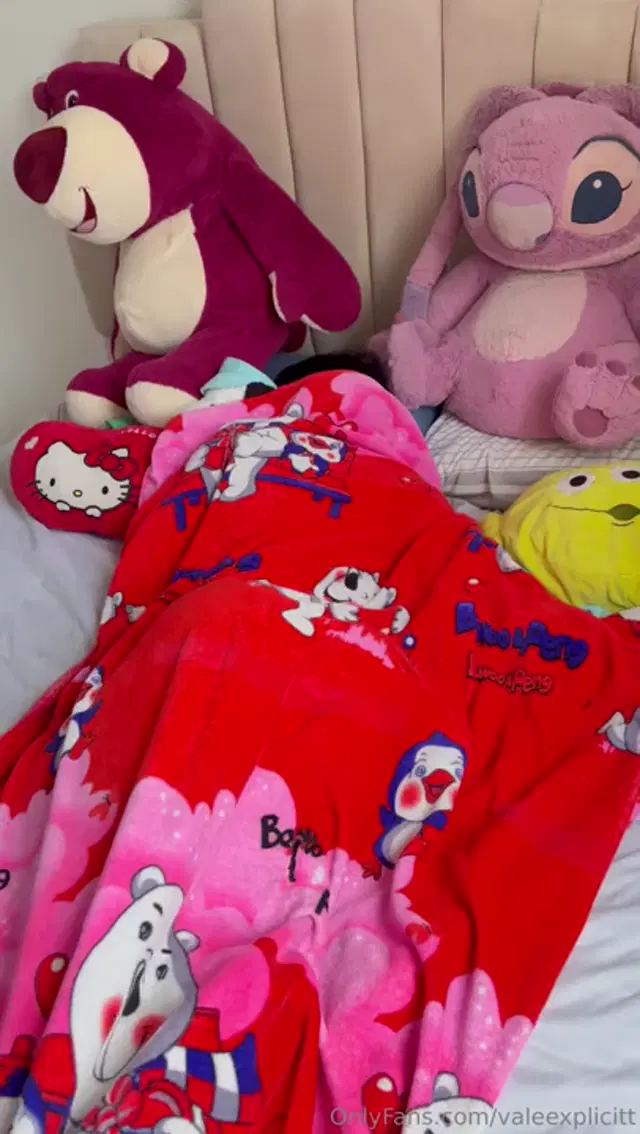 Valentina Lang aka valpriinsyy – 01-02-2025 OnlyFans Video – No me deja descansar estas vacaciones