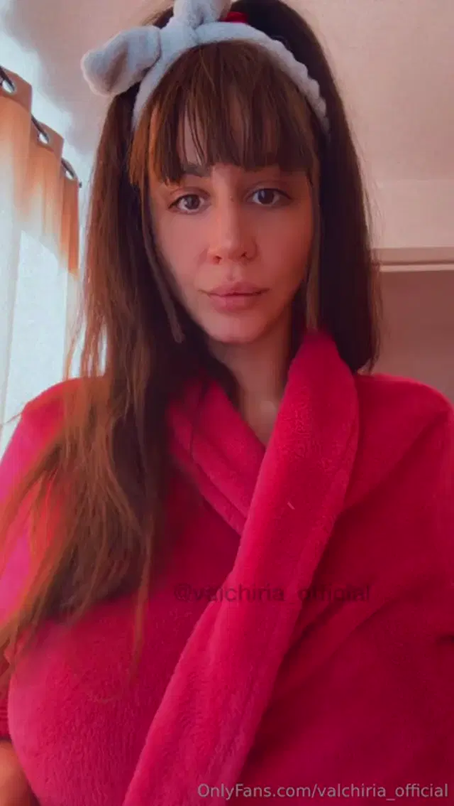 Valchiria_official aka valchiria_official – 12-22-2025 OnlyFans Video – Buongiorno porcelli sono online per chi volesse con me in live