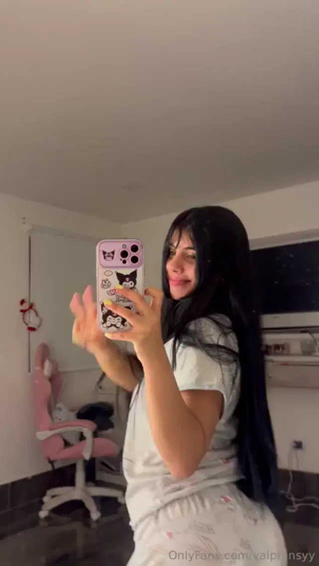 Valentina Lang aka valpriinsyy – 03-17-2026 OnlyFans Video – What pajamas would you like to look like