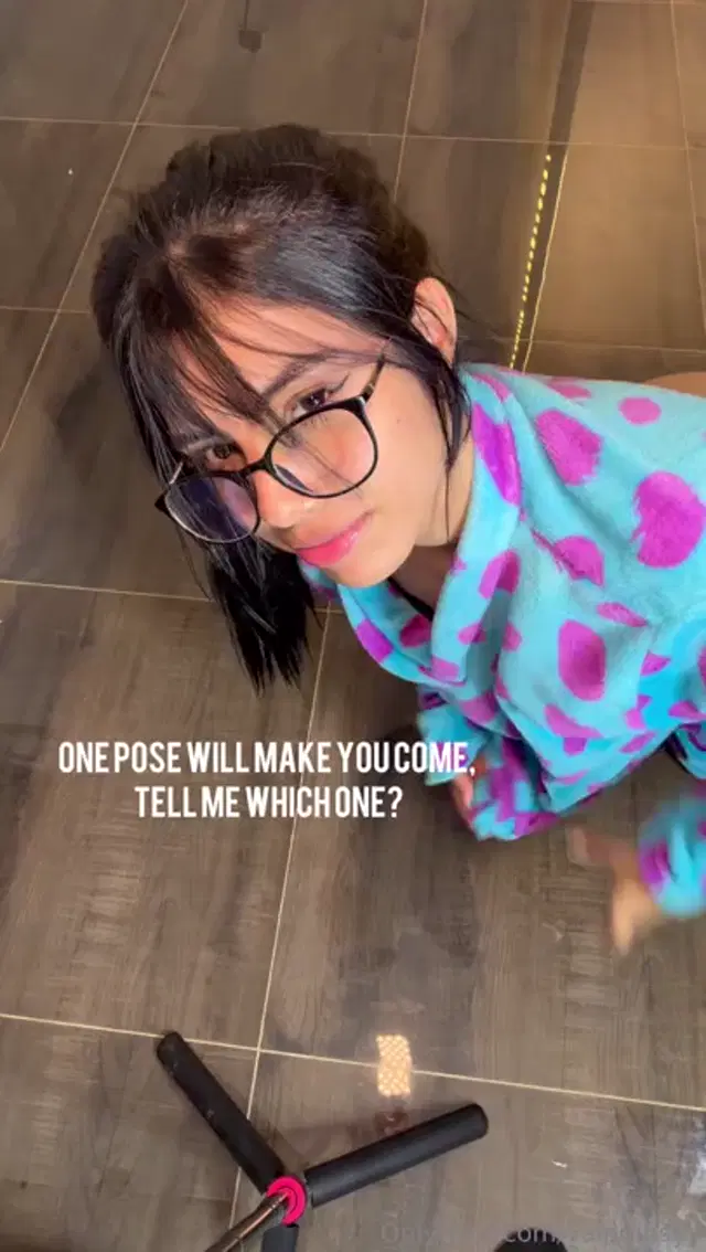 Valentina Lang aka valpriinsyy – 03-15-2026 OnlyFans Video – Tell the intern which position you want to come to today