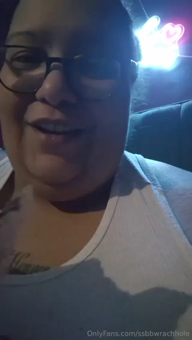 Rachhole aka ssbbwrachhole – 04-16-2026 OnlyFans Video – A little stuffing for one of my feeders