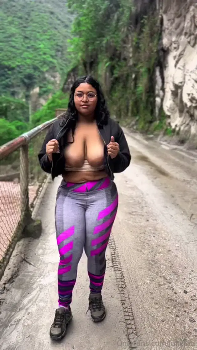 Juliet M Z aka julietzb – 12-31-2024 OnlyFans Video – Me encanta ensertelas en plena naturaleza me comeras atras de un arbol despues esto papi