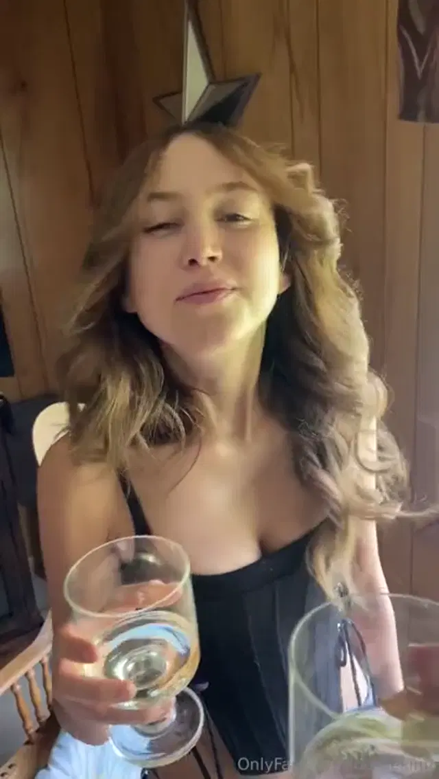 BaisieKinn aka baisiekinn – 09-03-2025 OnlyFans Video – Last month we escaped to a cute little mountain Airbnb in Colorado and popped open some