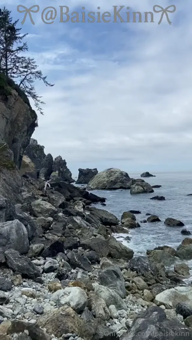BaisieKinn aka baisiekinn – 09-12-2025 OnlyFans Video – He fingered me wet like a mermaid on a coastal rock The sun was blazing, waves