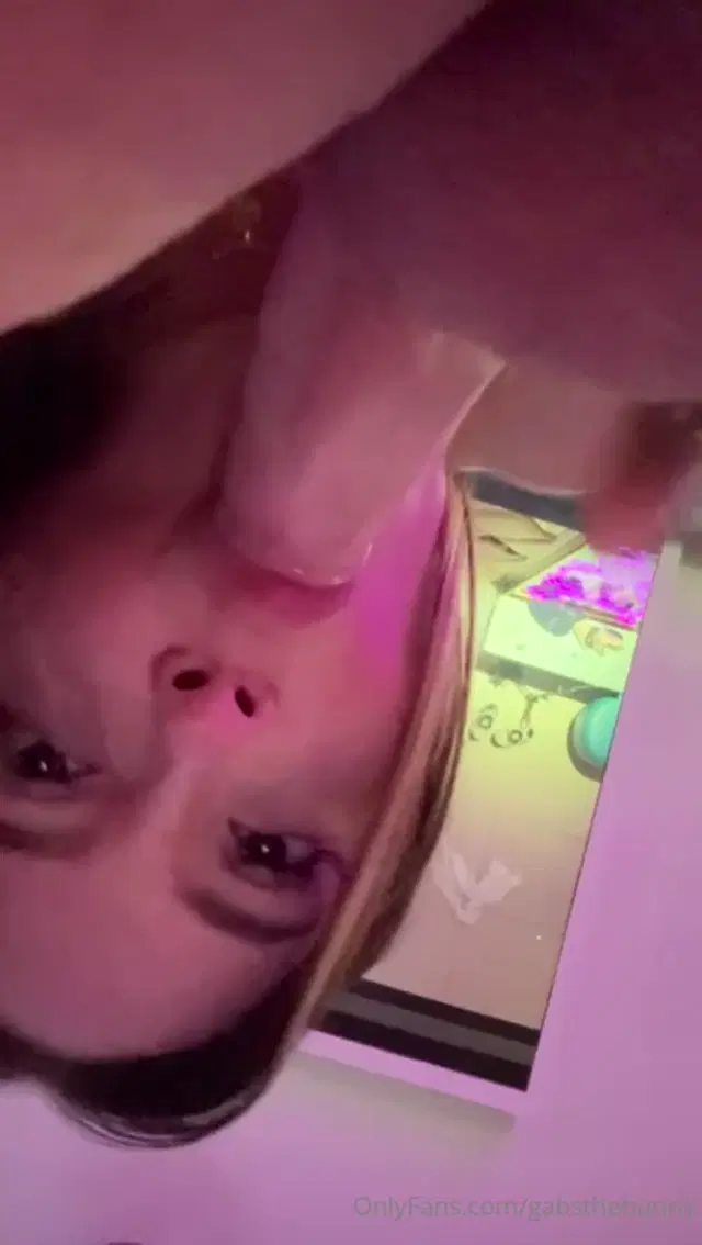 Gabsthebunny aka gabsthebunny – 05-26-2025 OnlyFans Video – Preparndole la verga a mi joven y virgen seguidor Kevin, cuando creen que me aguantar arriba